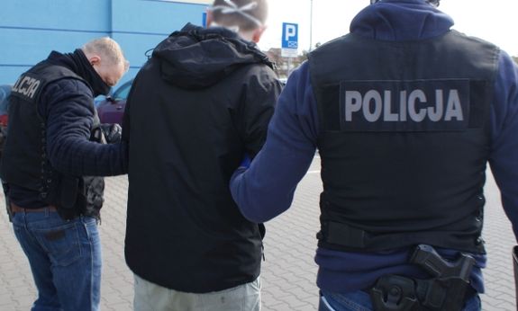 Zatrzymany prowadzony przez policjantów