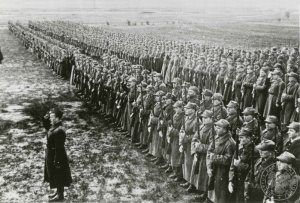 czarno-białe zdjęcie przedstawia żołnierzy zgrupowanych w oddziałach