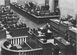 czarno-białe zdjęcie przedstawia obrady sejmu
