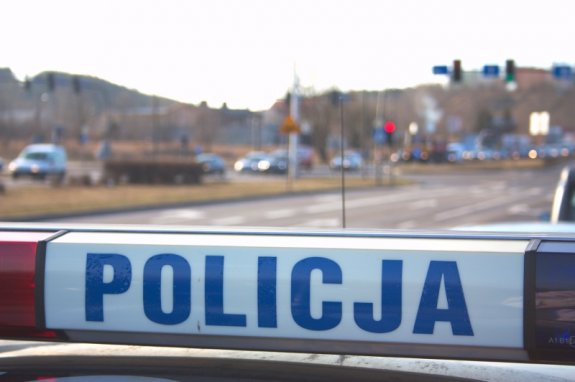 Napis: Policja na radiowozie