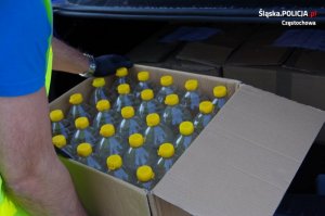 butelki plastikowe przezroczyste z żółtą nakrętką w pudełku