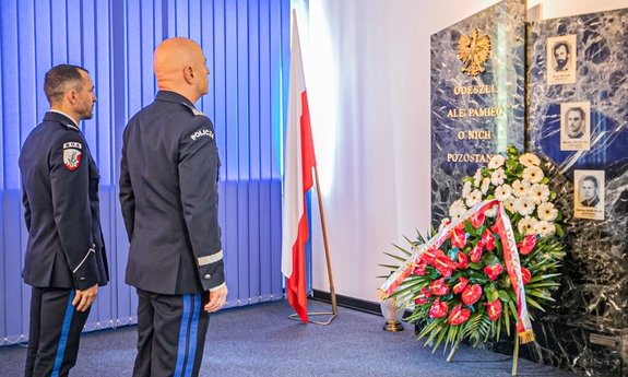 Komendant Główny Policji gen. insp. dr Jarosław Szymczyk wraz z dowódcą CPKP &quot;BOA&quot; mł. insp. Dariuszem Ziębą składają wieniec pod tablicą upamiętniającą tragicznie poległych policyjnych antyterrorystów