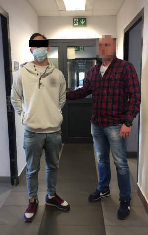 policjant z zatrzymanym mężczyzną