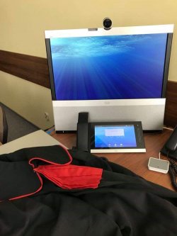 biurko z monitorem do prowadzenia videokonferencji