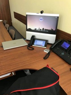 biurko z monitorem do prowadzenia videokonferencji