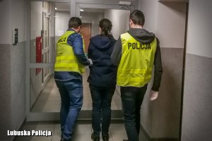 policjanci prowadzą zatrzymanego