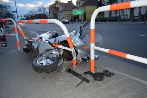 motocykl leży na jezdni po zderzeniu z barierką