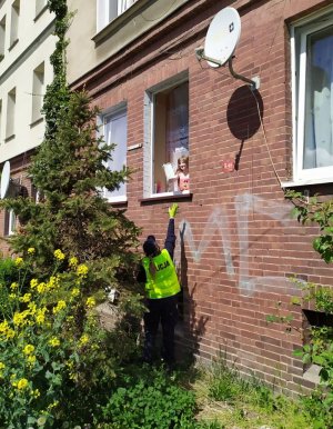 Policjantka przekazuje prezent dla Ani