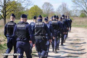 policjanci podczas akcji poszukiwawczej