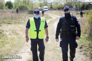 policjanci podczas akcji poszukiwawczej