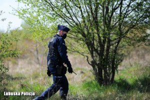 policjant w trakcie akcji poszukiwawczej