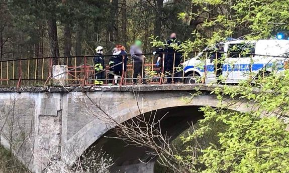 policjanci i strażacy podczas interwencji na moście