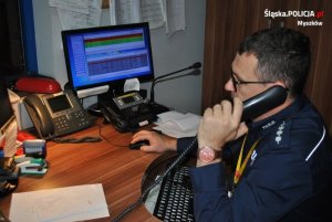 policjant dyżurny rozmawia przez telefon