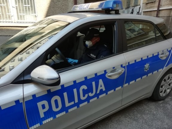 napis policja na radiowozie