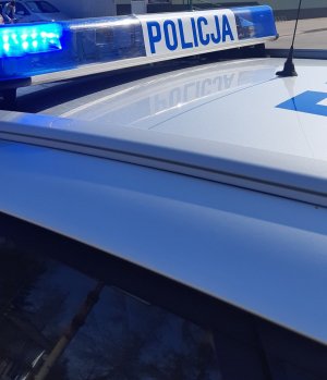 widok na dach radiowozu i napis policja