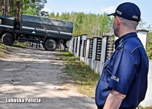 policjant podczas akcji zabezpieczania bomby