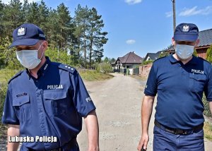 dwaj policjanci podczas akcji zabezpieczania bomby