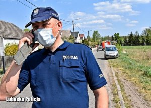 policjant podczas akcji zabezpieczania bomby