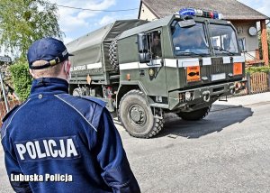 policjant podczas akcji zabezpieczania bomby