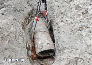 bomba z czasów II Wojny Światowej zabezpieczona przez saperów