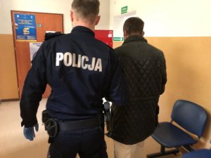 policjant z zatrzymanym mężczyzną