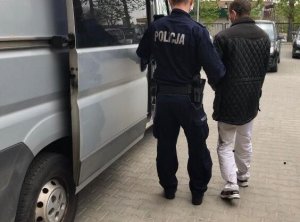 policjant z zatrzymanym mężczyzną