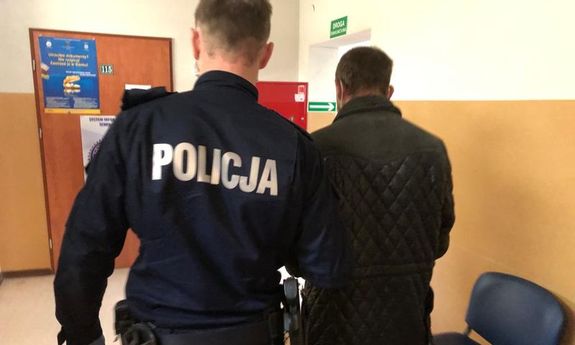 policjant z zatrzymanym mężczyzną