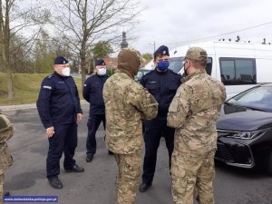 Policjanci, strażacy oraz żołnierze poszukują zaginionego chłopca