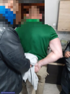prowadzeni zatrzymani