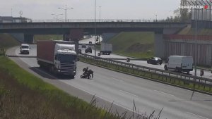 Wywrotka motocyklisty na rudzkim odcinku DW 902 - motocyklista traci panowanie nad jednośladem
