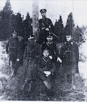 historyczne, czarno-białe zdjęcie funkcjonariuszy Policji Państwowej