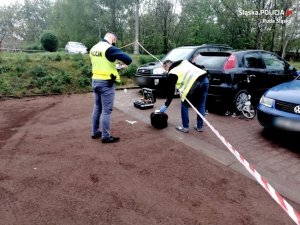 policjanci z grupy dochodzeniowo-śledczej podczas czynności na miejscu ataku na policjanta