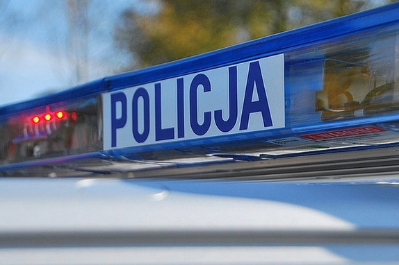 napis: Policja na dachu radiowozu