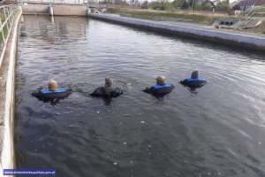 Policjanci przeszukują rzekę