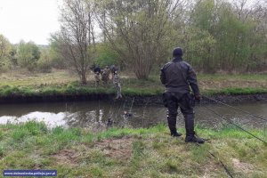 Policjanci przeszukują rzekę