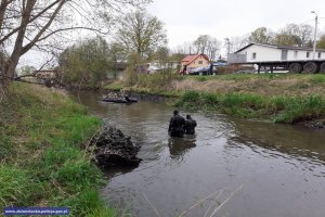 Policjanci w rzecze poszukują zaginionego chłopca