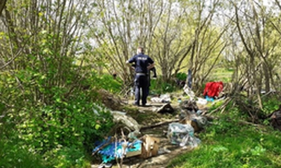 Policjanci odnaleźli wysypisko śmieci i natrafili na złotą biżuterię