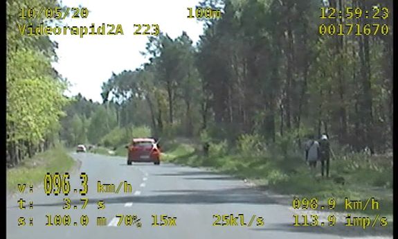 Fragment z wiedorejestatora na którym widac jak samochód jedzie z prędkością 96 km/h