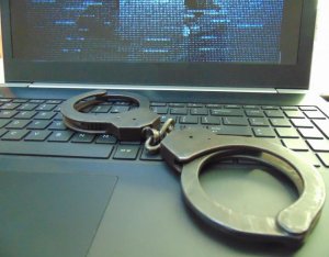 kajdanki na klawiaturze laptopa