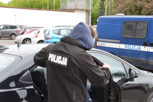 Policjanci prowadzą zatrzymanego