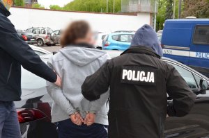 Policjanci prowadzą zatrzymanego