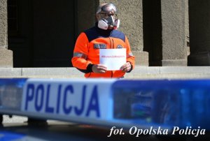 policjanci i ratownicy medyczni stoją obok siebie w ręce trzymając kartkę z napisem #murem za medykiem&quot;&gt;