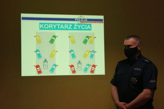 policjant omawia wyświetlane slajdy&quot;&gt;