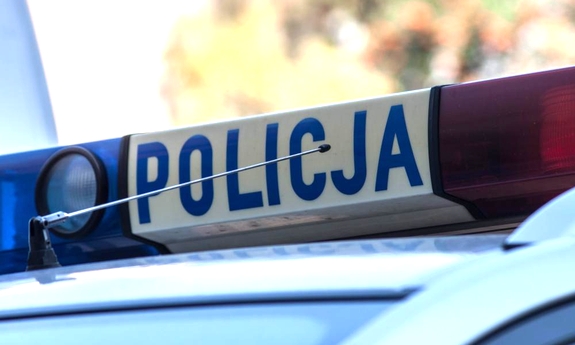 napis policja na radiowozie policyjnym