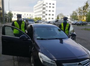 Policjanci którzy udzielili pomocy kobiecie