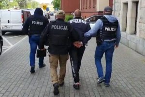 Zatrzymany prowadzony przez policjantów