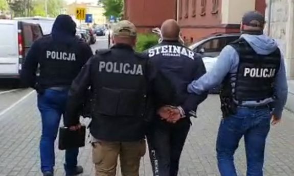 zatrzymany prowadzony przez policjantów