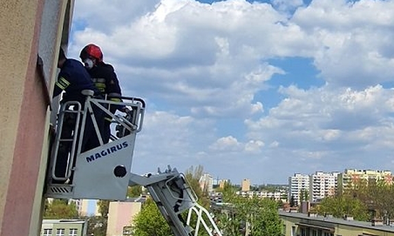 Funkcjonariusze policji i straży pożarnej na wysięgniku