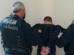 Zatrzymany prowadzony przez policjanta