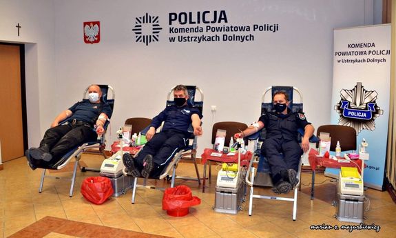 Policjanci oddający krew